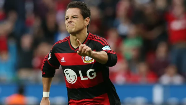 Chicharito celebra con con el Bayer