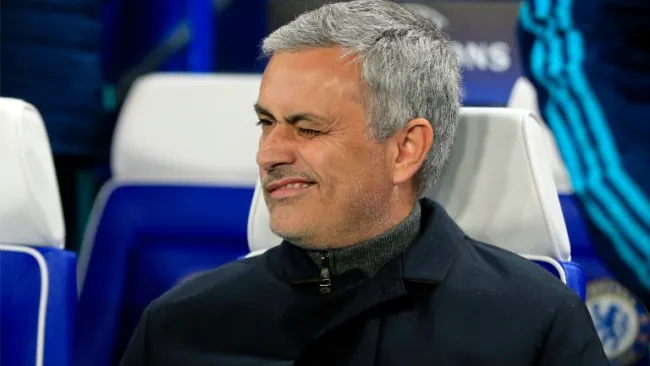 Mourinho sonríe en partido de Chelsea