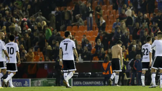 Jugadores del Valencia salen del campo
