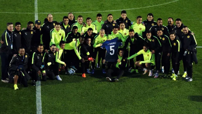 Jugadores y cuerpo técnico de América posan con la playera de Güemez