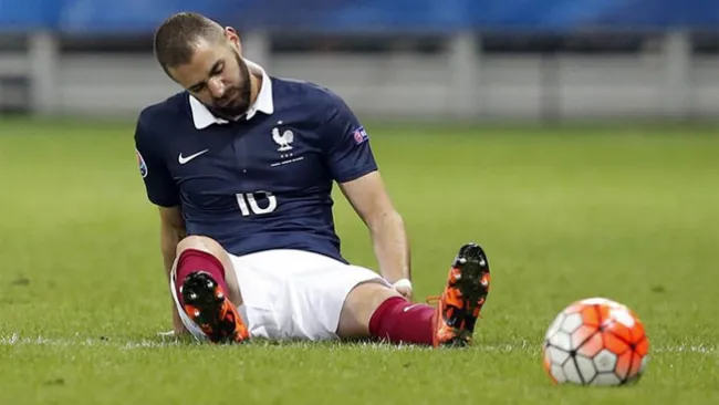 Benzema se lamenta en un partido con Francia