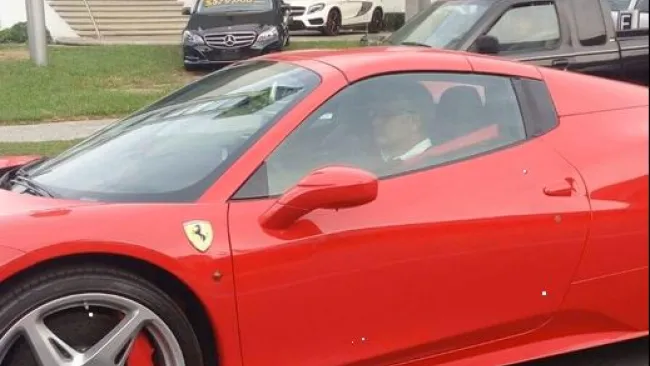 El Tuca Ferretti luce su automóvil