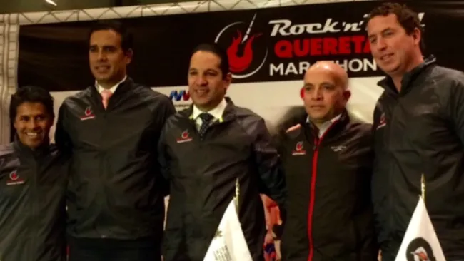 El Gobernador de Querétaro junto a los organizadores del Maratón