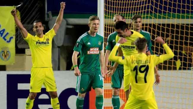 Los futbolistas del Villarreal festejan el gol del empate frente al Viktoria Plzen