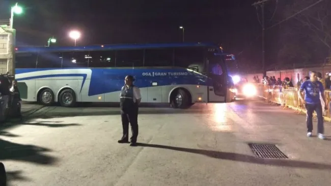 Uno de los autobuses llega al inmueble