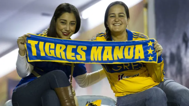 Aficionadas muestran bufanda de Tigres