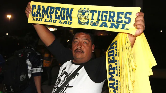 Vendedor, con la bufanda de Tigres Campeón