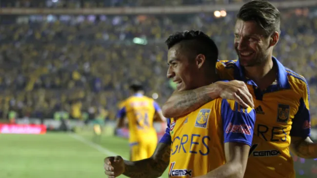 Aquino junto a Sobis, tras anotar