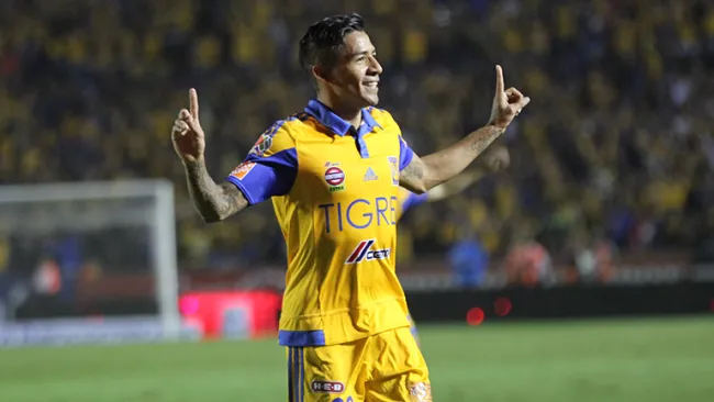 Javier Aquino festeja su gol contra Pumas