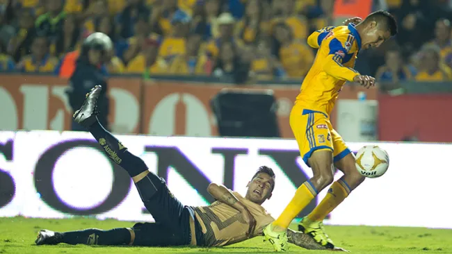 Ayala le gana el esférico a Sosa en el Volcán