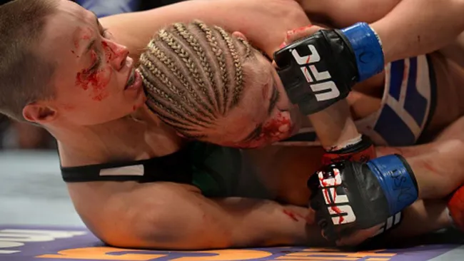 VanZant intenta zafarse de un mataleón de Namajunas