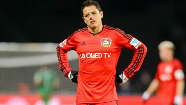 Javier Hernández en un duelo con el Bayern Leverkusen