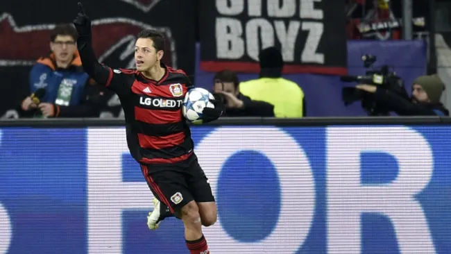 Chicharito festeja un gol con el Bayer Leverkusen