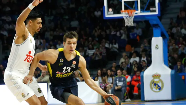 Gustavo Ayón en partido con el Real Madrid