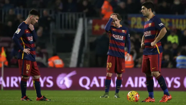 Jugadores del Barcelona lamentan un gol en contra