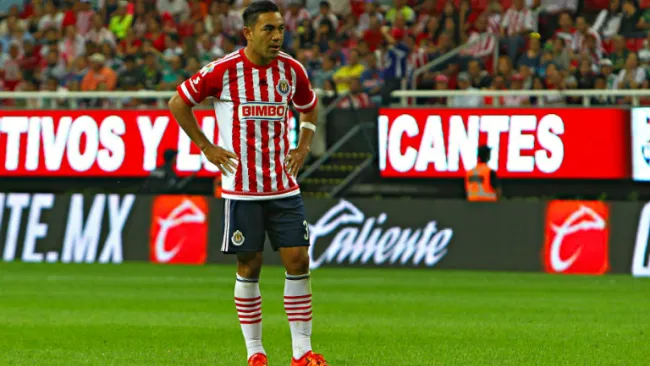 Marco Fabián en un partido con Chivas