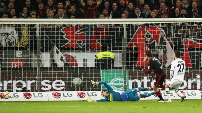 Hernández anotando con el Leverkusen