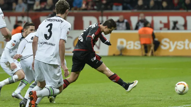 Chicharito dispara para conseguir un gol