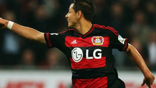 Chicharito Hernández festeja un gol