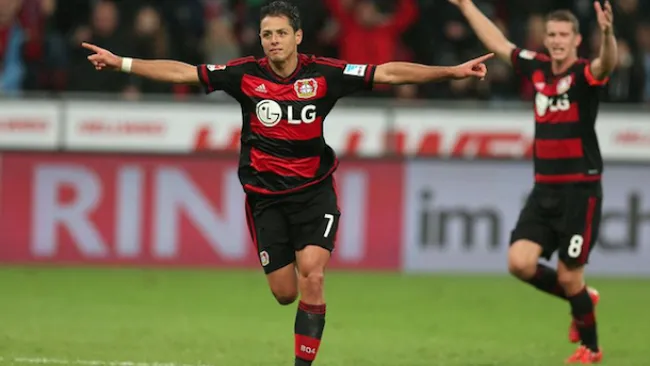 Chicharito celebra un gol con Bayer Leverkusen