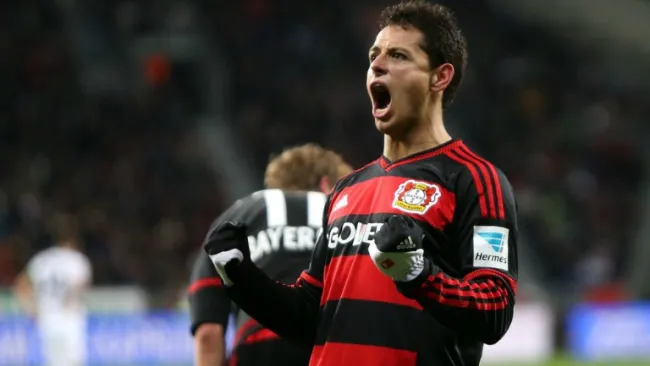 Javier Hernández festejando una de sus anotaciones con el Bayer