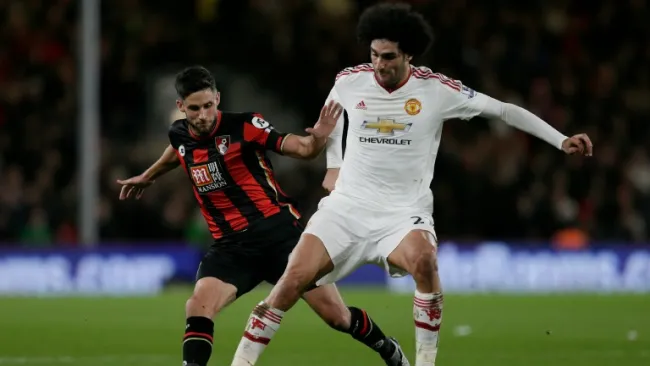 Fellaini pelea el balón en Dean Court