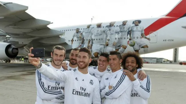 Los jugadores del Real Madrid se toman una selfie cerca del avión