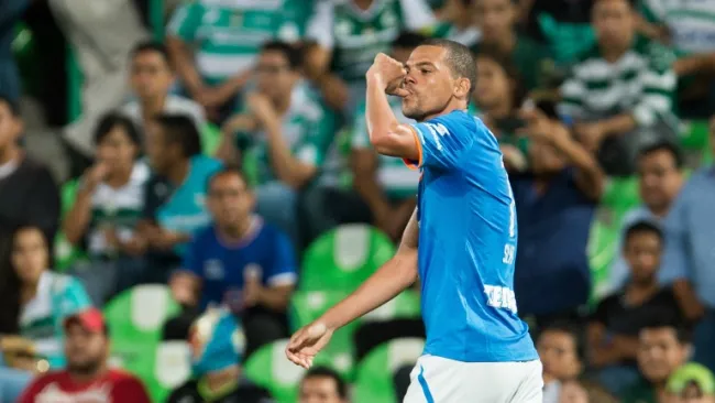 Lucas Silva celebra un gol con Cruz Azul