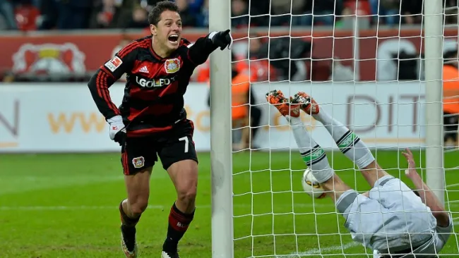 Chicharito Hernández festejando una de sus anotaciones 