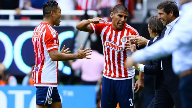 Fabián y Salcido en partido con Chivas