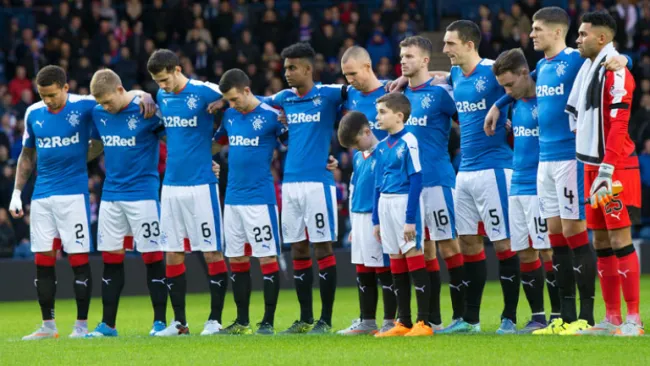 Futbolistas de Rangers durante el minuto de silencio