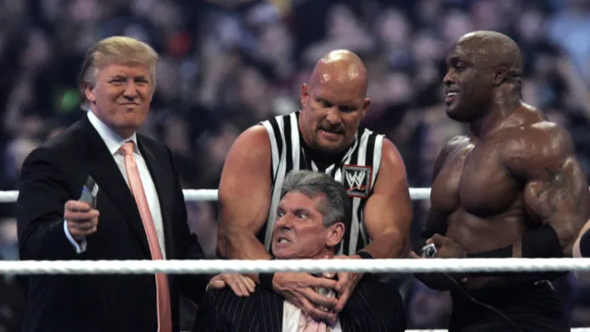 Trump a punto de cortar la cabellera a Vince McMahon