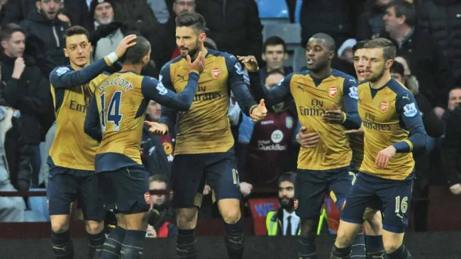 Giroud celebra con sus compañeros del Arsenal