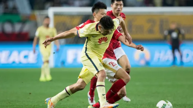 Oribe Peralta pelea un balón frente al Guangzhou