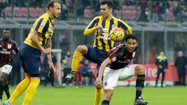 Rafa Márquez marcando a Carlos Bacca en el duelo de la J-16