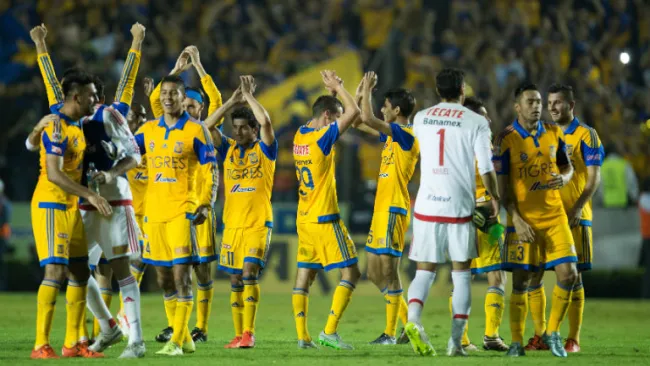Jugadores de Tigres festejan tras goleada contra Pumas