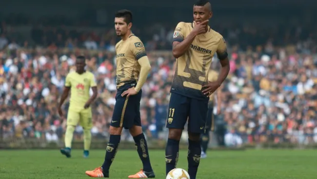 Fidel Martínez en un partido con los Pumas