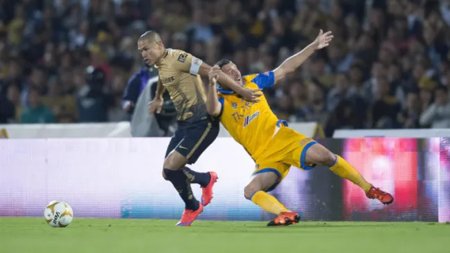 Verón y Gignac, durante la Final de Vuelta