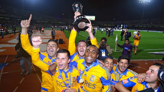 Jugadores de Tigres festejan con el trofeo de campeón