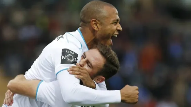 Layún abraza a Brahimi tras un gol del Porto