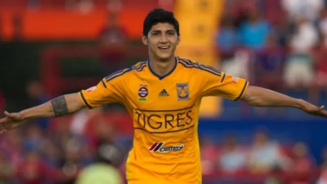 Pulido celebra un gol con los Tigres