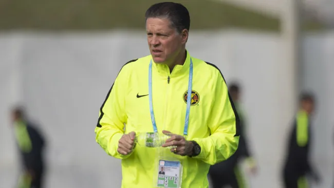 Ricardo Peláez observa entrenamiento de del América