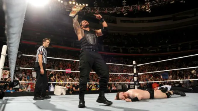Roman Reigns festeja con el título de WWE