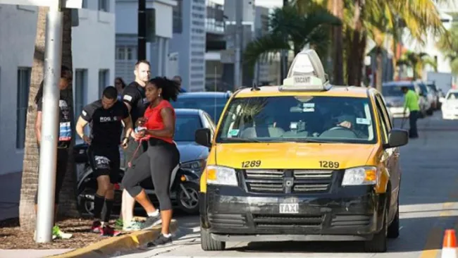 Serena Williams tras descender del taxi que le transportó