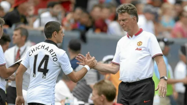 Chicharito se da la mano con Van Gaal