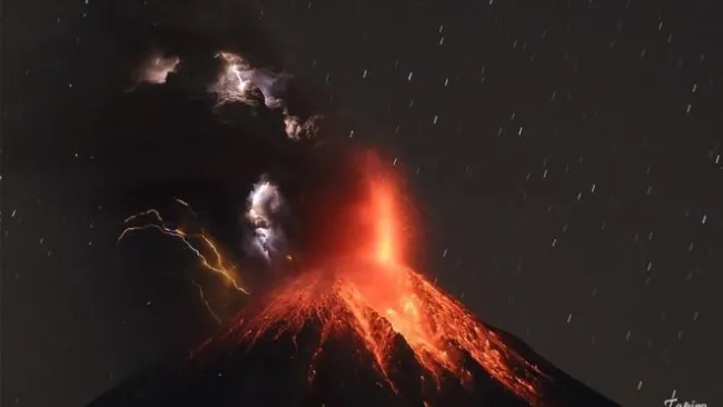 El Volcán de Fuego al momento de la exhalación