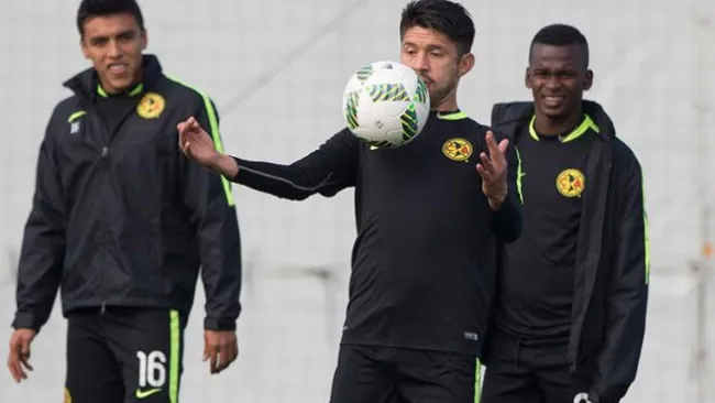 Oribe controla el esférico en una práctica