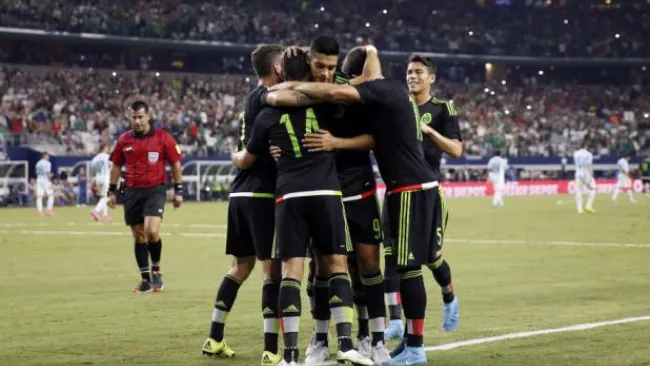 La Selección Mexicana celebra tras el gol anotado frente a Argentina 