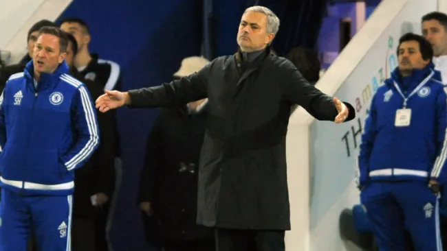 José Mourinho reclama en juego del Chelsea