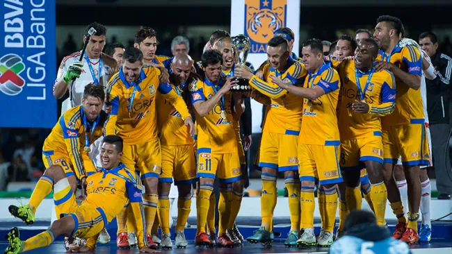 Tigres, levantando el trofeo tras derrotar a Pumas